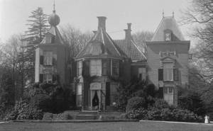 Het Huis Rooswijk in Velsen, vastgelegd door een anonieme fotograaf in 1916. Bron: Noord-Hollands Archief, Collectie Kennemerland, inventarisnummer NL-HlmNHA_54033889.